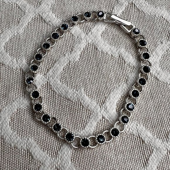 Avon Tennis Bracelet Silver Tone Blue Rhinestones Shiny Sparkly Signed - Picture 5 of 8